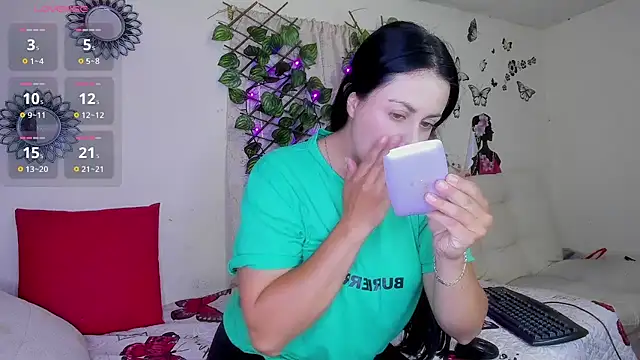Snapshot of Juli_castillo1 chatting on June 2, 2:30 pm Juli castillo1 online show from June 2, 2:30 pm
