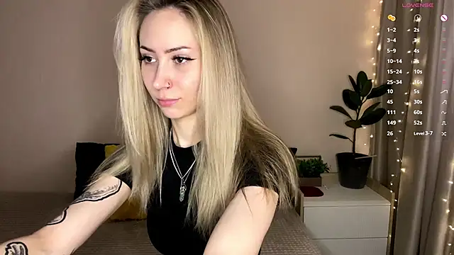 Snapshot of sun_under_skyy chatting on February 18, 2:07 am sun under skyy online show from February 18, 2:07 am