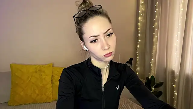 Snapshot of sun_under_skyy chatting on February 22, 2:02 am sun under skyy online show from February 22, 2:02 am