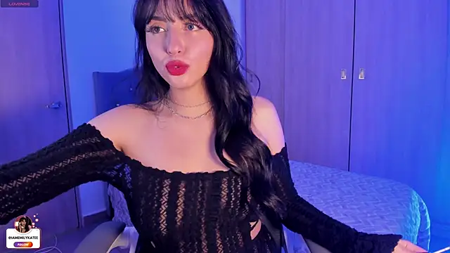 Snapshot of emily_kate_ chatting on June 19, 1:21 am emily kate online show from June 19, 1:21 am
