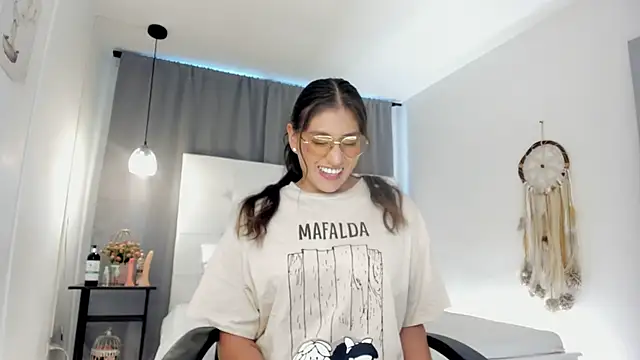 liaa moretti  online show from January 13, 7:19 pm