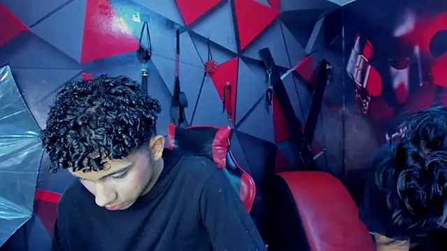 Hot Boys Without Limits online show from December 20, 3:35 am