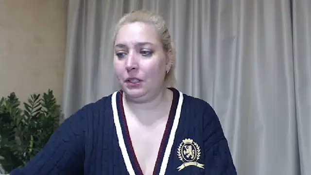 Snapshot of sweetpussy13 chatting on April 18, 5:22 am sweetpussy13 online show from April 18, 5:22 am