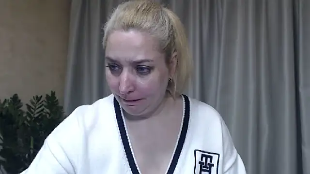 Snapshot of sweetpussy13 chatting on April 19, 5:40 am sweetpussy13 online show from April 19, 5:40 am