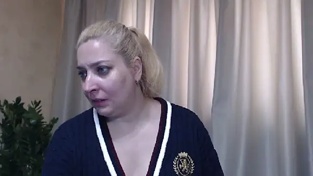 Snapshot of sweetpussy13 chatting on April 22, 5:54 am sweetpussy13 online show from April 22, 5:54 am