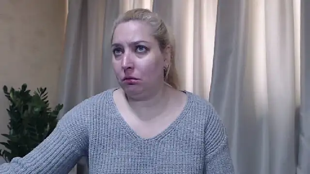 Snapshot of sweetpussy13 chatting on April 30, 5:36 am sweetpussy13 online show from April 30, 5:36 am