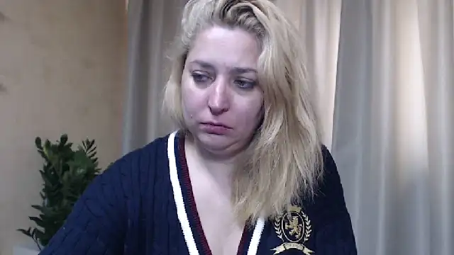 Snapshot of sweetpussy13 chatting on May 3, 6:19 am sweetpussy13 online show from May 3, 6:19 am