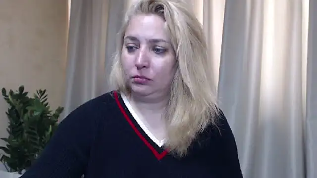 Snapshot of sweetpussy13 chatting on May 5, 5:15 am sweetpussy13 online show from May 5, 5:15 am