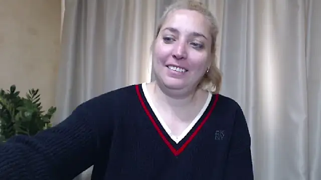 Snapshot of sweetpussy13 chatting on May 15, 7:04 am sweetpussy13 online show from May 15, 7:04 am