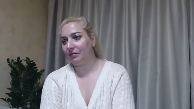 Snapshot of sweetpussy13 chatting on May 16, 10:36 am sweetpussy13 online show from May 16, 10:36 am