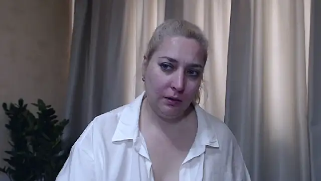 Snapshot of sweetpussy13 chatting on May 22, 5:03 am sweetpussy13 online show from May 22, 5:03 am