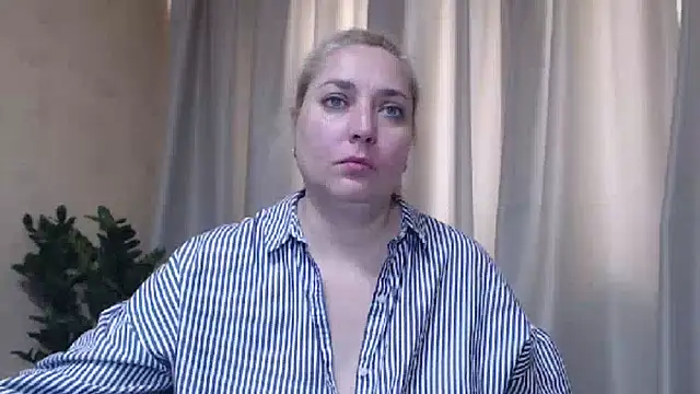 Snapshot of sweetpussy13 chatting on May 23, 5:12 am sweetpussy13 online show from May 23, 5:12 am