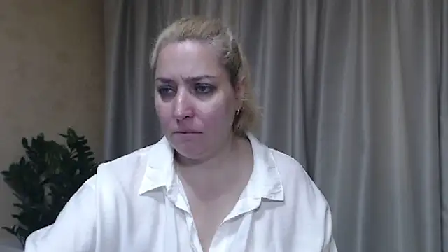 Snapshot of sweetpussy13 chatting on May 24, 5:56 am sweetpussy13 online show from May 24, 5:56 am