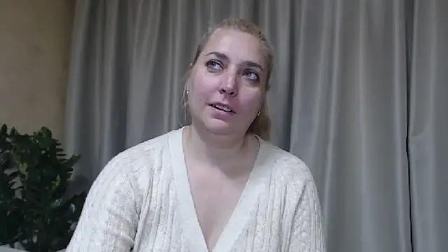 Snapshot of sweetpussy13 chatting on May 30, 5:48 am sweetpussy13 online show from May 30, 5:48 am