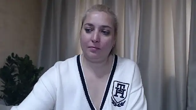 Snapshot of sweetpussy13 chatting on June 2, 6:15 am sweetpussy13 online show from June 2, 6:15 am