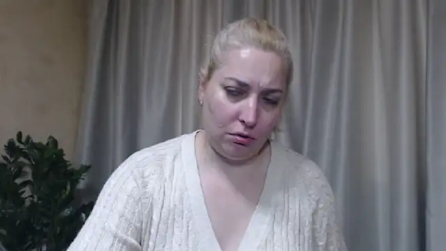 Snapshot of sweetpussy13 chatting on June 3, 5:10 am sweetpussy13 online show from June 3, 5:10 am