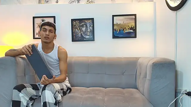 Snapshot of DIAMOND_BLACKS chatting on February 6, 7:23 am DIAMOND BLACKS online show from February 6, 7:23 am