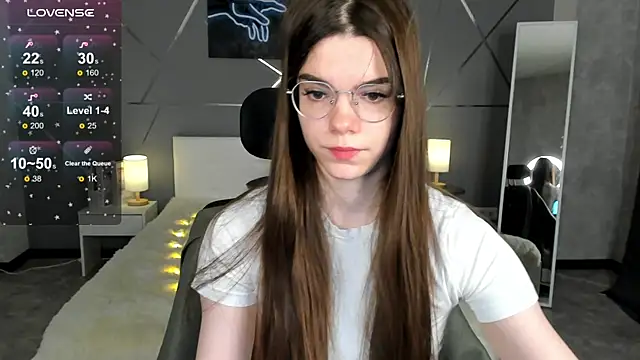 miss  evelyne online show from December 18, 1:33 am