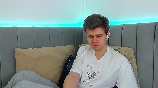 NickJohnas online show from January 17, 3:33 am