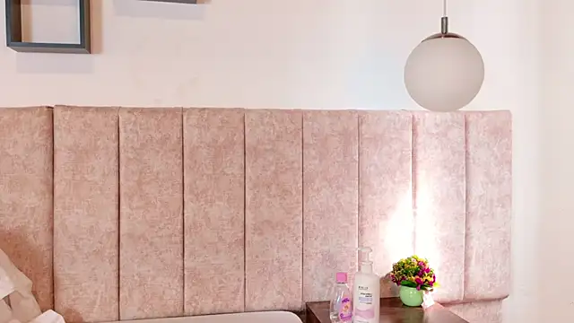 Zoehot 11 online show from March 11, 2:23 pm