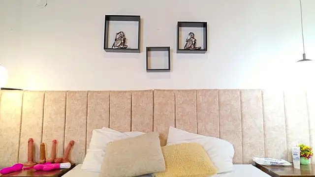 Zoehot 11 online show from April 7, 1:11 pm