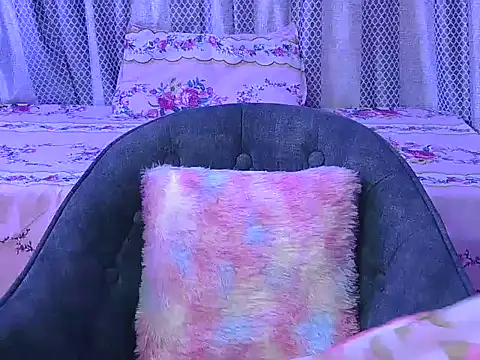 Snapshot of hey-pinky chatting on February 5, 5:23 am hey-pinky online show from February 5, 5:23 am