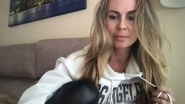 Snapshot of LeMilf chatting on March 8, 3:38 pm LeMilf online show from March 8, 3:38 pm