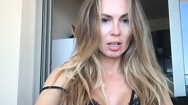 Snapshot of LeMilf chatting on May 20, 10:21 am LeMilf online show from May 20, 10:21 am