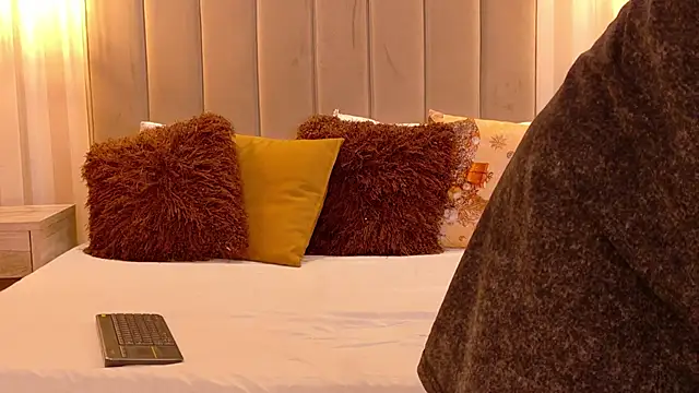 danielamilles online show from January 15, 1:37 pm