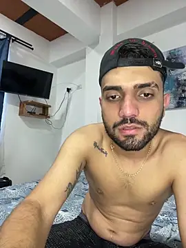 Snapshot of jamess_0 chatting on May 5, 10:18 pm jamess 0 online show from May 5, 10:18 pm