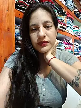 julietaloovee online show from February 4, 9:31 pm