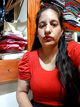 julietaloovee online show from February 18, 1:29 pm