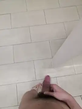 Snapshot of MSleepyyyy chatting on April 9, 5:18 am MSleepyyyy online show from April 9, 5:18 am