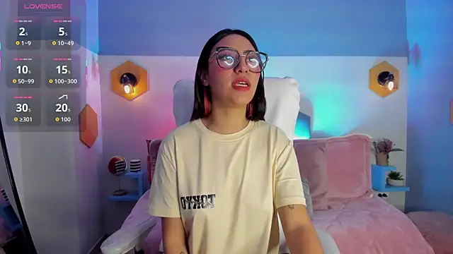 Hiyori Bloom  online show from January 16, 5:33 am