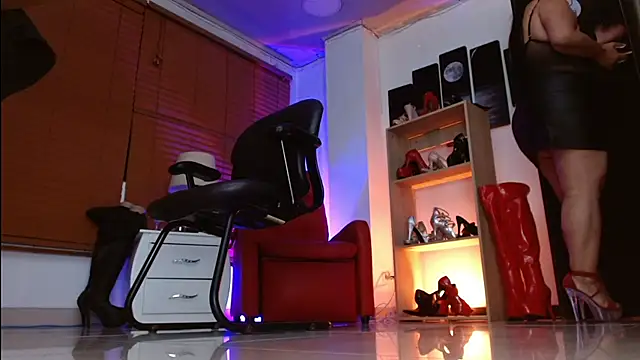 paola xm online show from November 26, 10:05 am