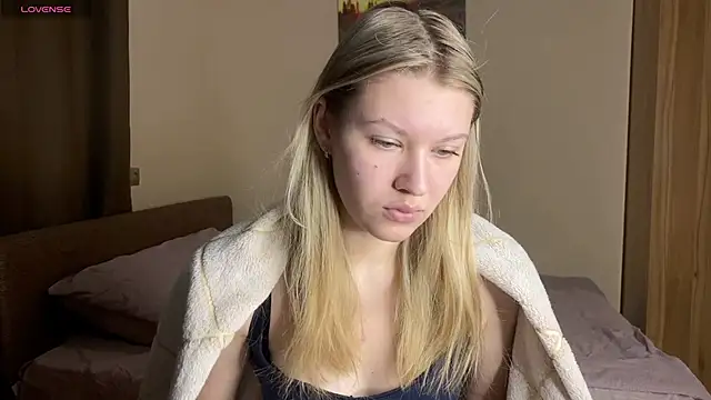 SkyeDavis online show from February 4, 6:36 pm