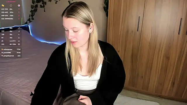 SkyeDavis online show from March 26, 1:06 pm