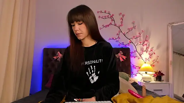 MilanaHotts online show from February 6, 6:29 am