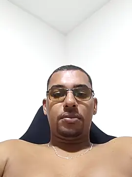Snapshot of Reis001122 chatting on May 2, 3:22 am Reis001122 online show from May 2, 3:22 am