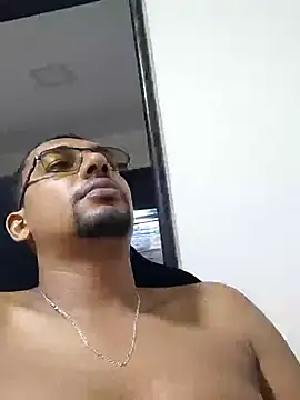 Snapshot of Reis001122 chatting on May 11, 2:39 am Reis001122 online show from May 11, 2:39 am