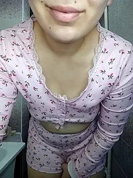 Emilyhomegirl1 online show from February 13, 9:38 am