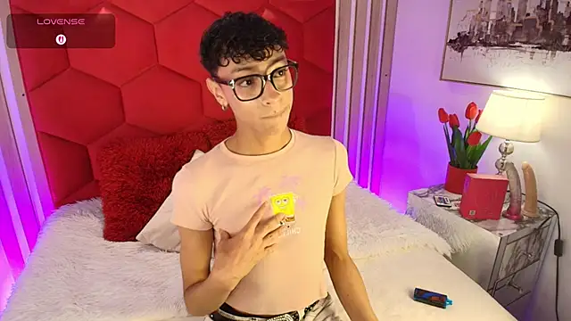 Snapshot of Owen_JP chatting on April 14, 3:01 am Owen JP online show from April 14, 3:01 am