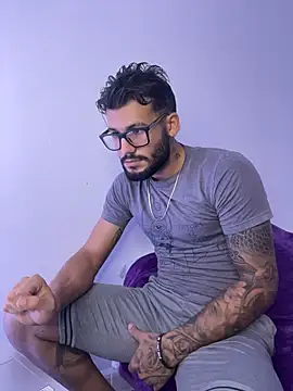 Snapshot of thedragonboyxxx chatting on December 18, 3:56 am thedragonboyxxx online show from December 18, 3:56 am