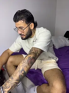 Snapshot of thedragonboyxxx chatting on February 2, 4:00 am thedragonboyxxx online show from February 2, 4:00 am