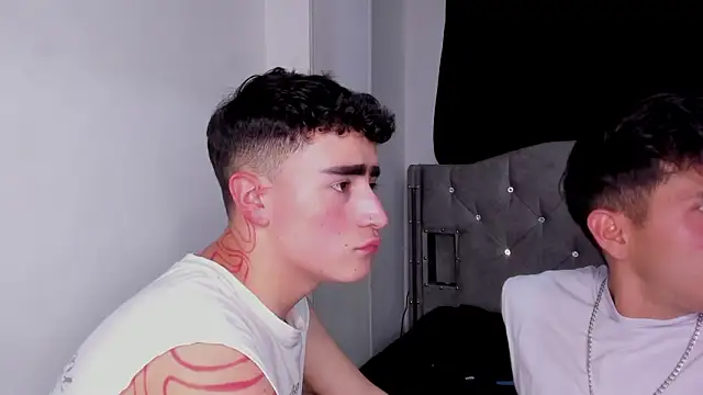 Snapshot of naughtysalomon__ chatting on March 1, 12:45 am naughtysalomon online show from March 1, 12:45 am