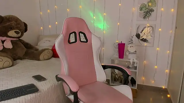 Snapshot of Lily_Hiill7 chatting on January 5, 6:33 pm Lily Hiill7 online show from January 5, 6:33 pm