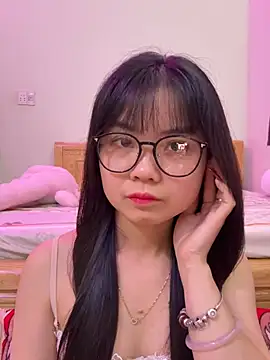 Snapshot of ___KARA___ chatting on February 10, 1:43 am KARA online show from February 10, 1:43 am