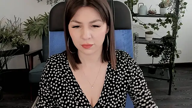 Snapshot of DiRosie chatting on February 7, 8:29 am DiRosie online show from February 7, 8:29 am