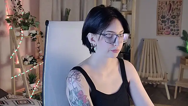 Snapshot of ElenaSomerhalder chatting on January 11, 9:36 am ElenaSomerhalder online show from January 11, 9:36 am