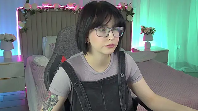 Snapshot of ElenaSomerhalder chatting on January 13, 9:47 am ElenaSomerhalder online show from January 13, 9:47 am